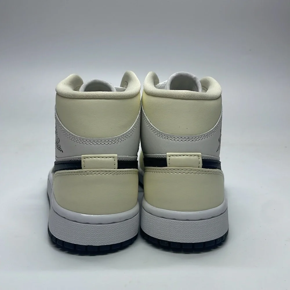 Women’s air Jordan 1 mid Black/White BQ6472-121 NWOB - Picture 4 of 5